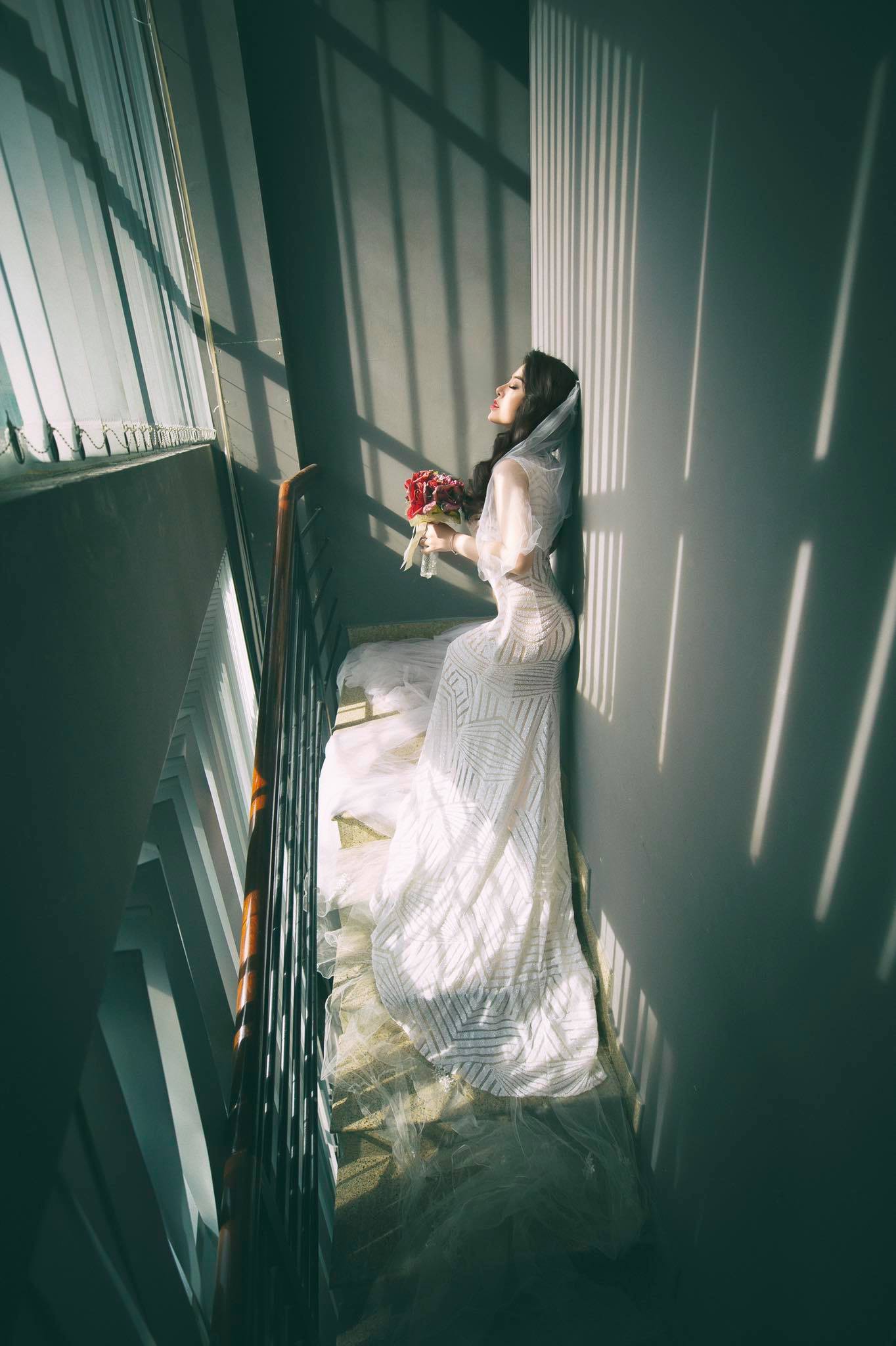 Động lực đi học mỗi ngày: Cô giáo biết 3 ngoại ngữ, chơi 4 nhạc cụ, gợi cảm hết nấc!